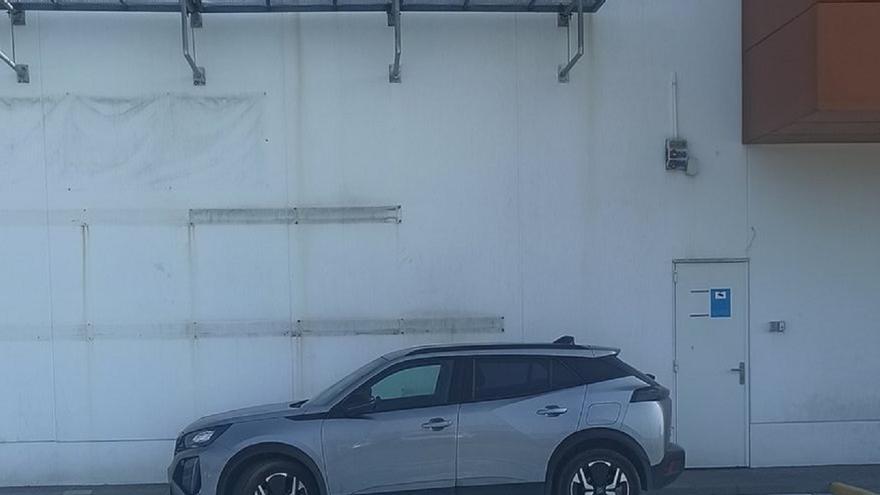 Aparca su coche así y provoca la indignación de las redes