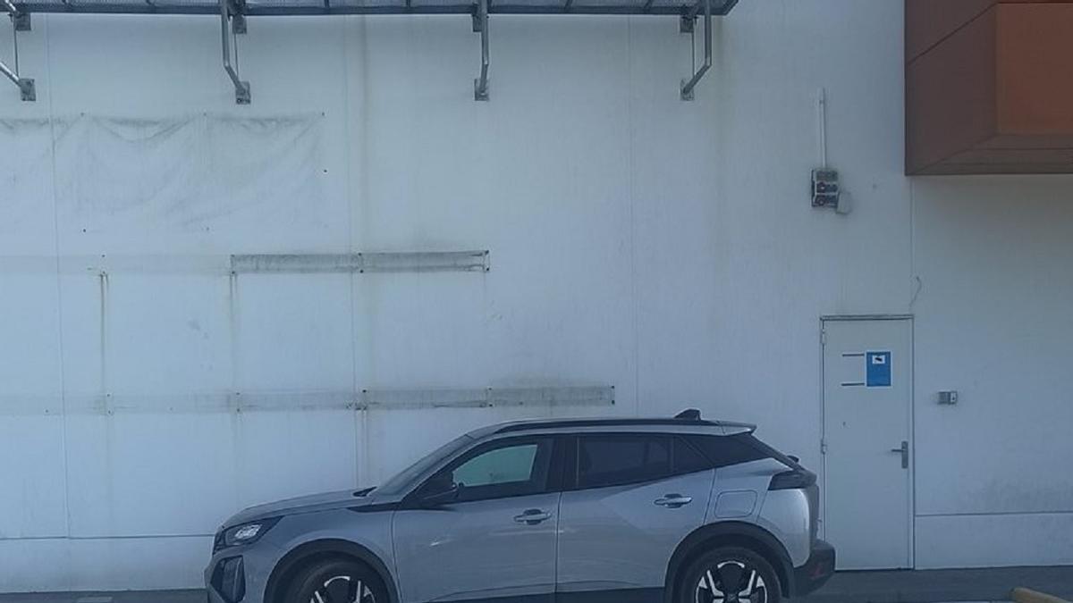 El coche, aparcado en el centro comercial.