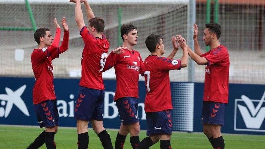 Los jugadores de Osasuna Promesas celebran uno de los tantos conseguidos ante el Baztan.