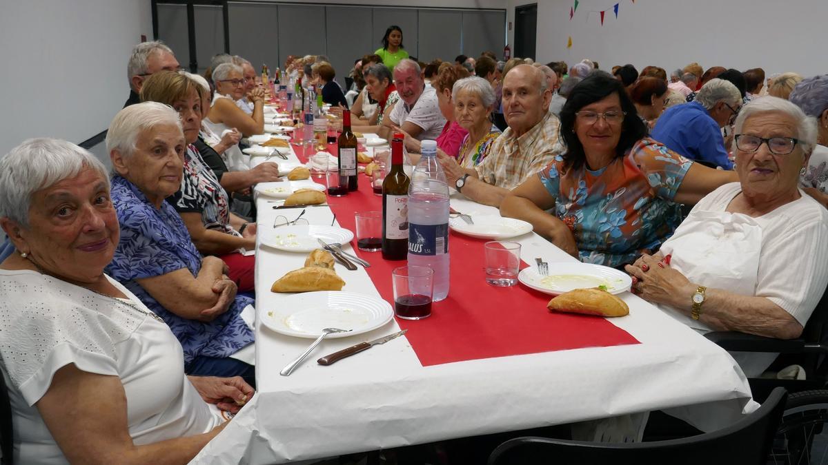 La comida homenaje a las personas mayores organizada por el Ayuntamiento reunió a 126 comensales en el Centro Cultural Iortia, con una animada sobremesa.