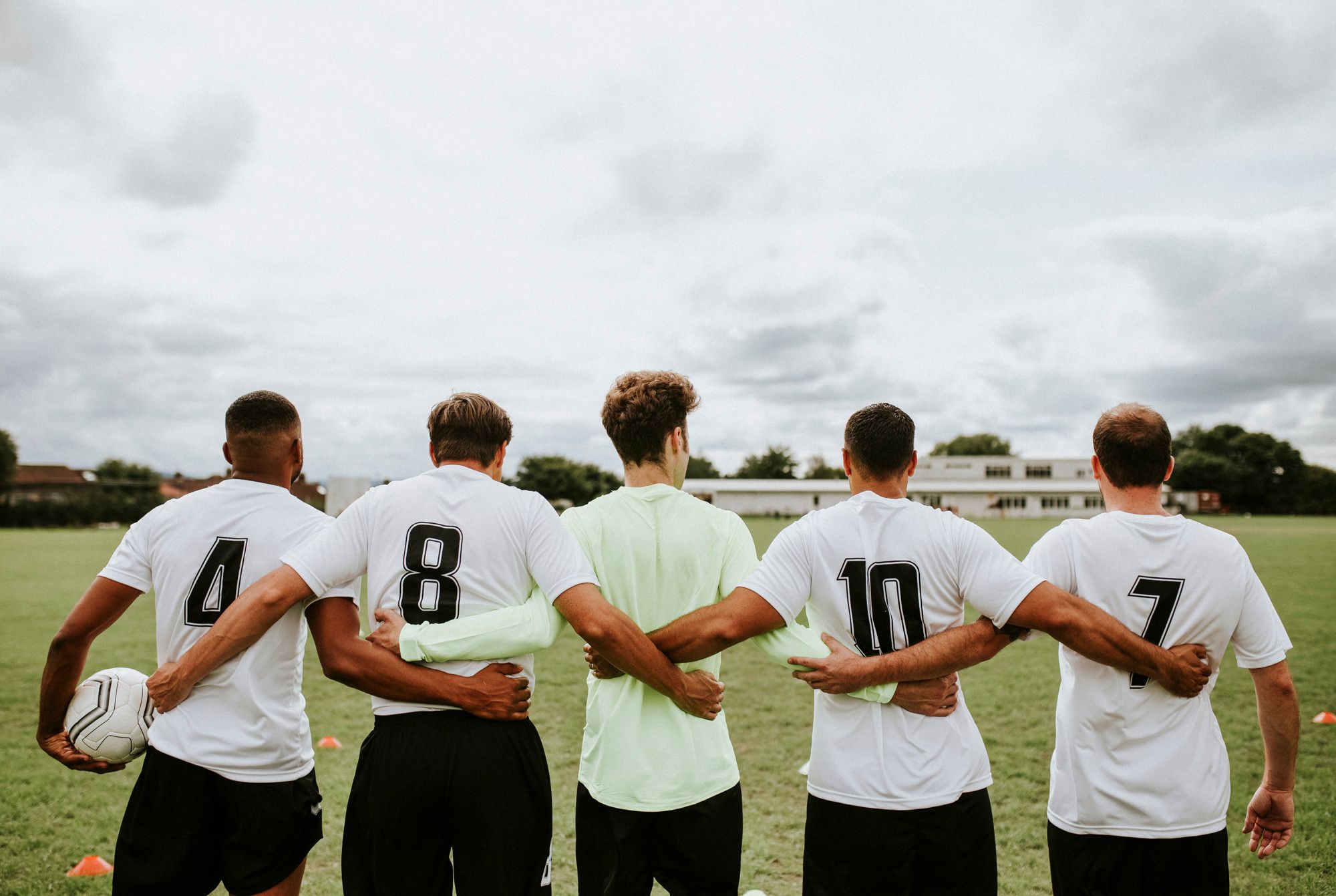 Jugadores de un equipo de fútbol antes del inicio de un partido.