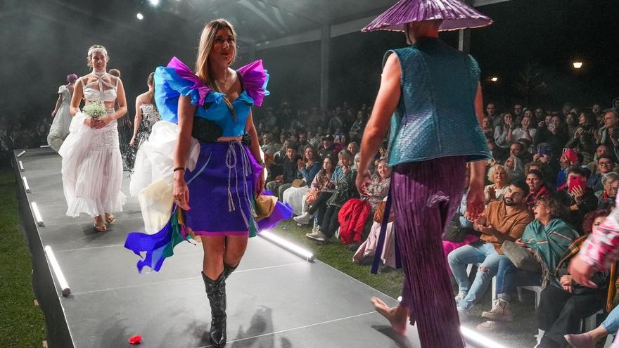 Güeñes recupera vestidos de papel emblemáticos en su 65ª edición