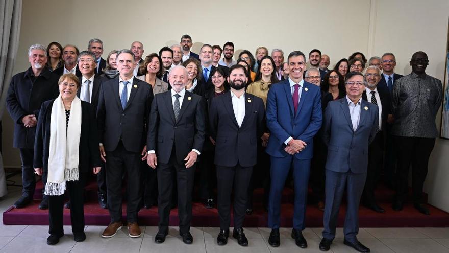 En primera línea Bachelet, Orsi, Lula da Silva, Boric, Sánchez y Petro. Innerárity aparece en la segunda fila superior a la izquierda.