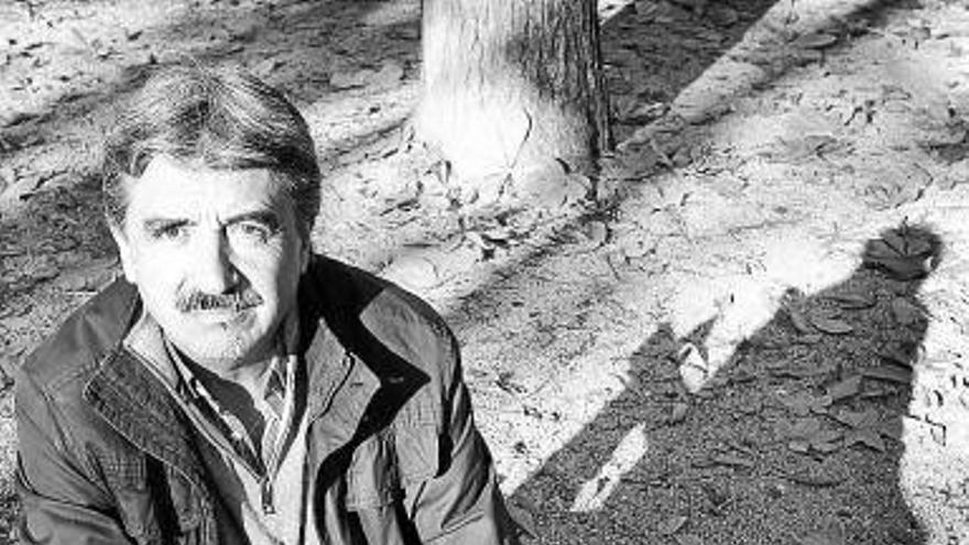 Mario Zunzarren posa con su libro.