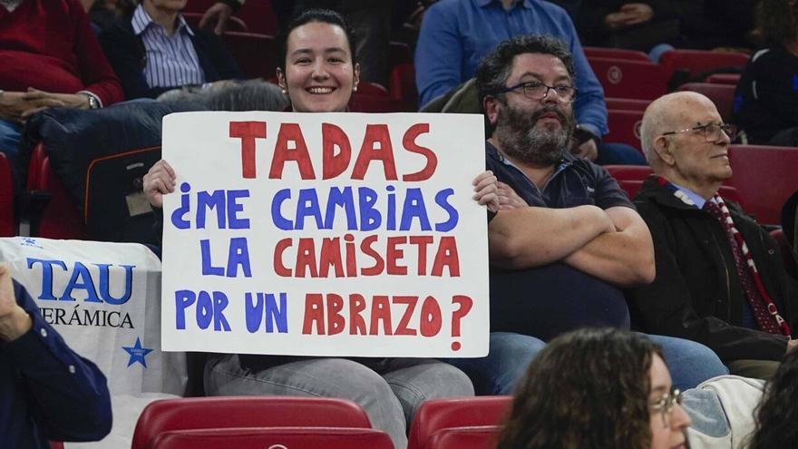 En imágenes: así ha animado la afición azulgrana al Baskonia en el Buesa