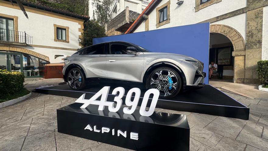 Donostia se tiñe de azul con la llegada del nuevo Alpine A390, el esperado SUV 100% eléctrico