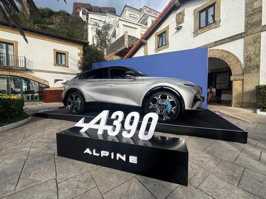 Donostia se tiñe de azul con la llegada del nuevo Alpine A390, el esperado SUV 100% eléctrico