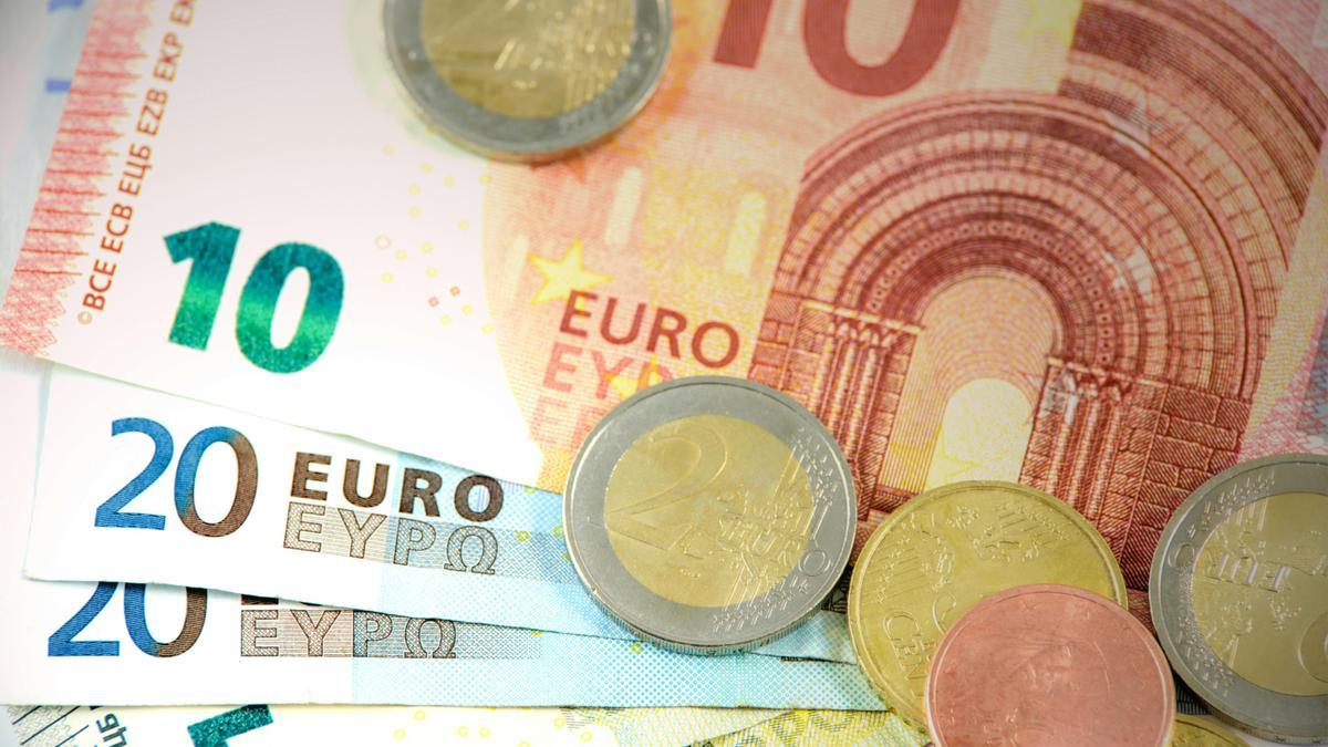 Billetes y monedas en euros.