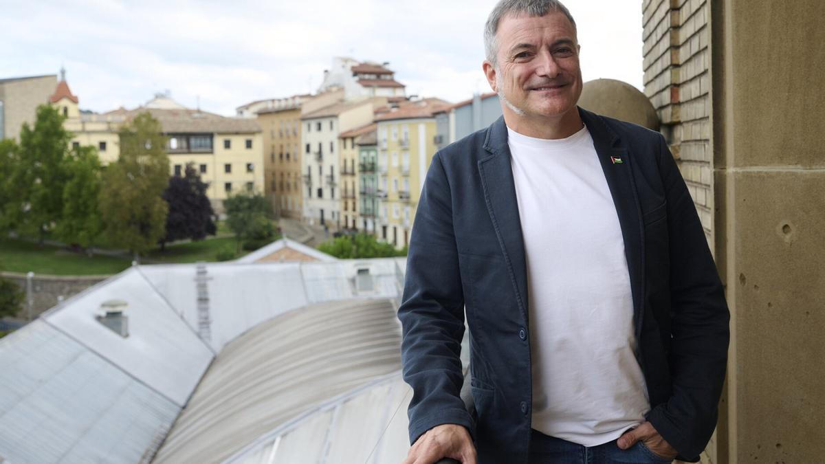 Mikel Armendáriz, en el balcón del edificio consistorial donde Geria Bai tiene su despacho.