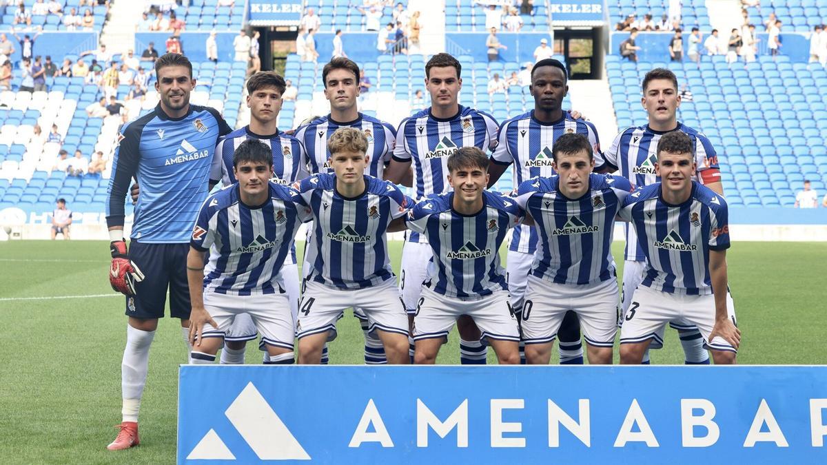 La plantilla del Sanse posa antes del partido inaugural ante el Real Zaragoza