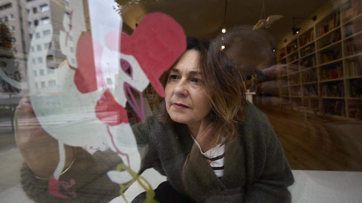 Idoia Ibertegui, la ilustradora, ha pintado pájaros patinando sobre hielo en el escaparate, haciendo alusión al invierno.