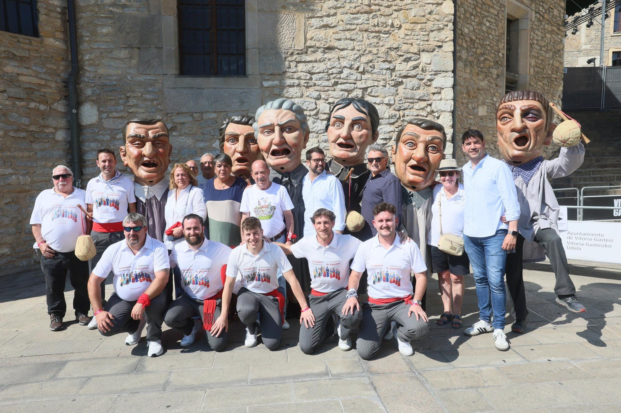 En imágenes: Vitoria sale a la calle a celebrar La Blanca tras el txupinazo