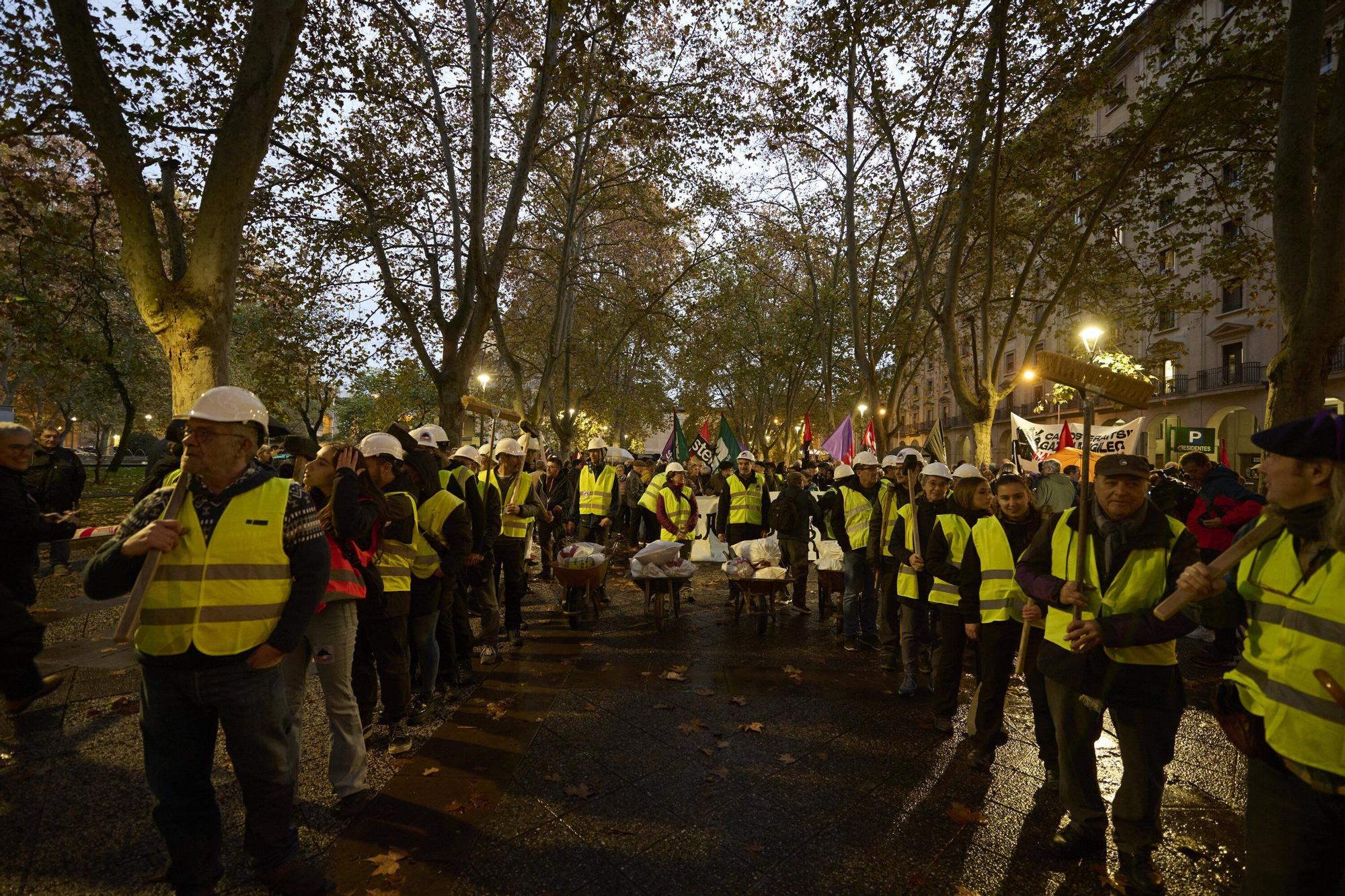Manifestación de las asociaciones memorialistas para pedir el derribo del Monumento