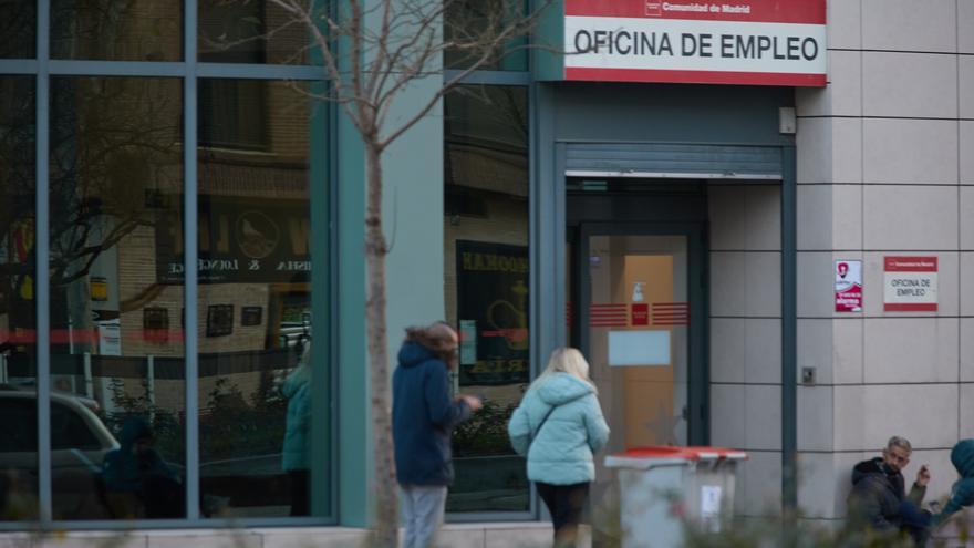 El paro registra en 2025 su menor nivel en 18 años y cierra el ejercicio con 2.408.670 de desempleados en el Estado