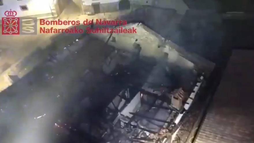 Imágenes del incendio de una vivienda en Berroeta