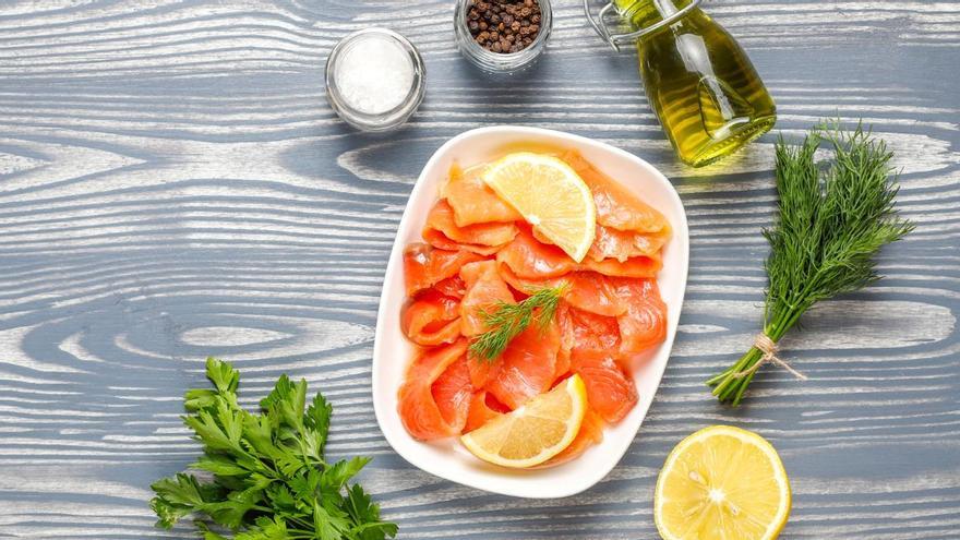 Lonchas de salmón ahumado listas para preparar un canapé