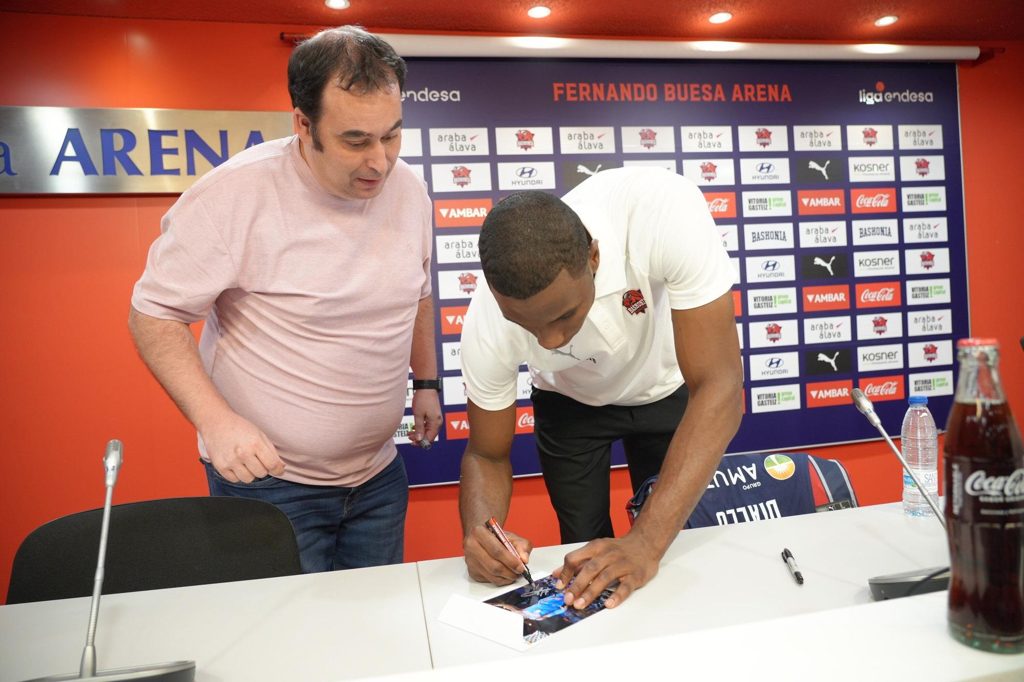 En imágenes: Presentación de Diallo como jugador del Baskonia