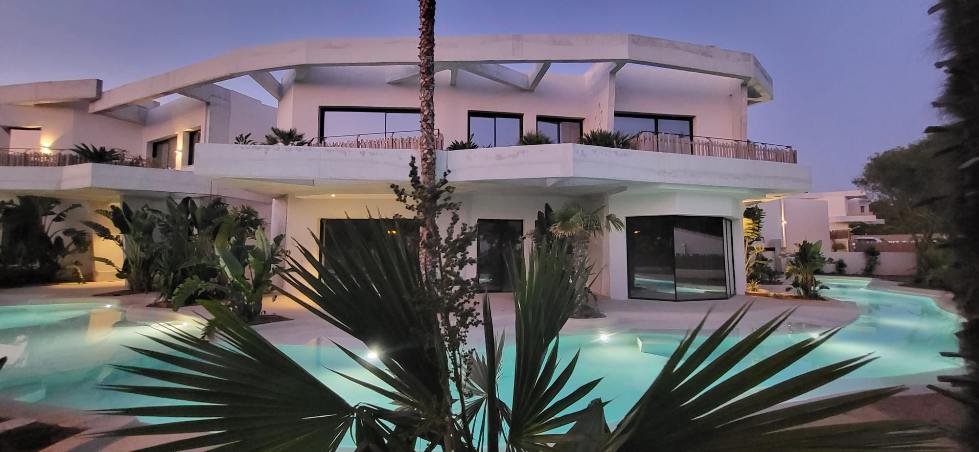 Lo rompedora piscina Mediterranean Sea, diseñada por una constructora donostiarra, para un hotel en Menorca