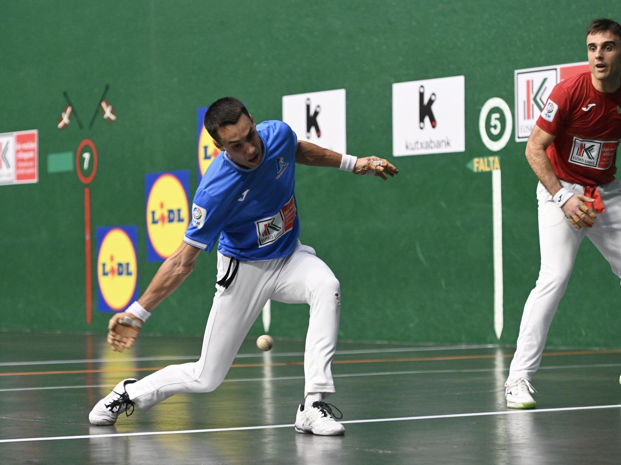 Javier Zabala vence a Jon Ander Peña en la segunda jornada de la liguilla de cuartos de final del Cuatro y Medio en Tolosa.
