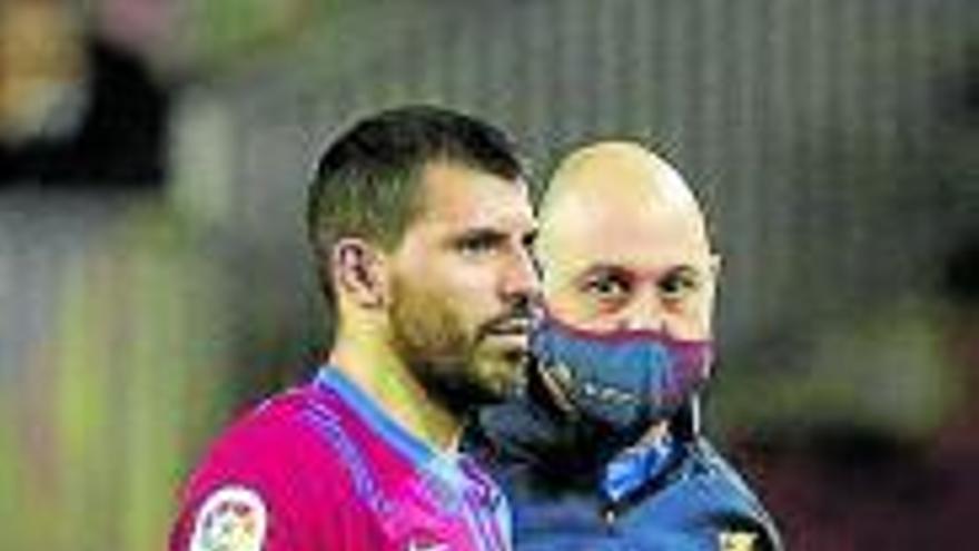 Agüero deja el campo. Foto: Efe