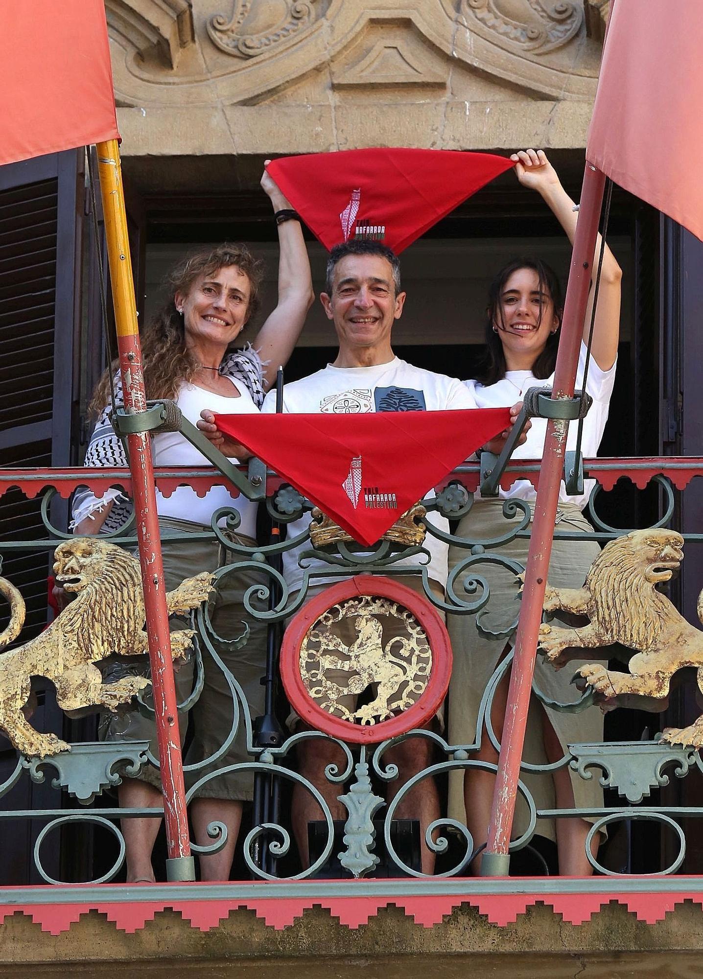 Los tres protagonistas del Chupinazo (de i a d Dyna Kharrat, Lidón Soriano y Eduardo Ibero) acudieron a la Casa Consistorial para conocer el ceremonial de ese momento emblemático.