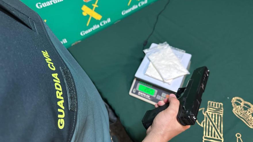 Detienen en Úcar a los dos ocupantes de una furgoneta con 200 gramos de speed y una pistola