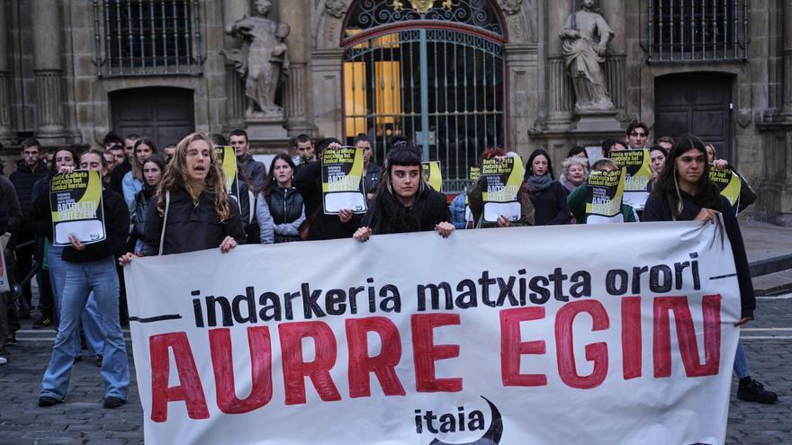Concentración en Pamplona contra el asesinato machista ocurrido este jueves en Bilbao
