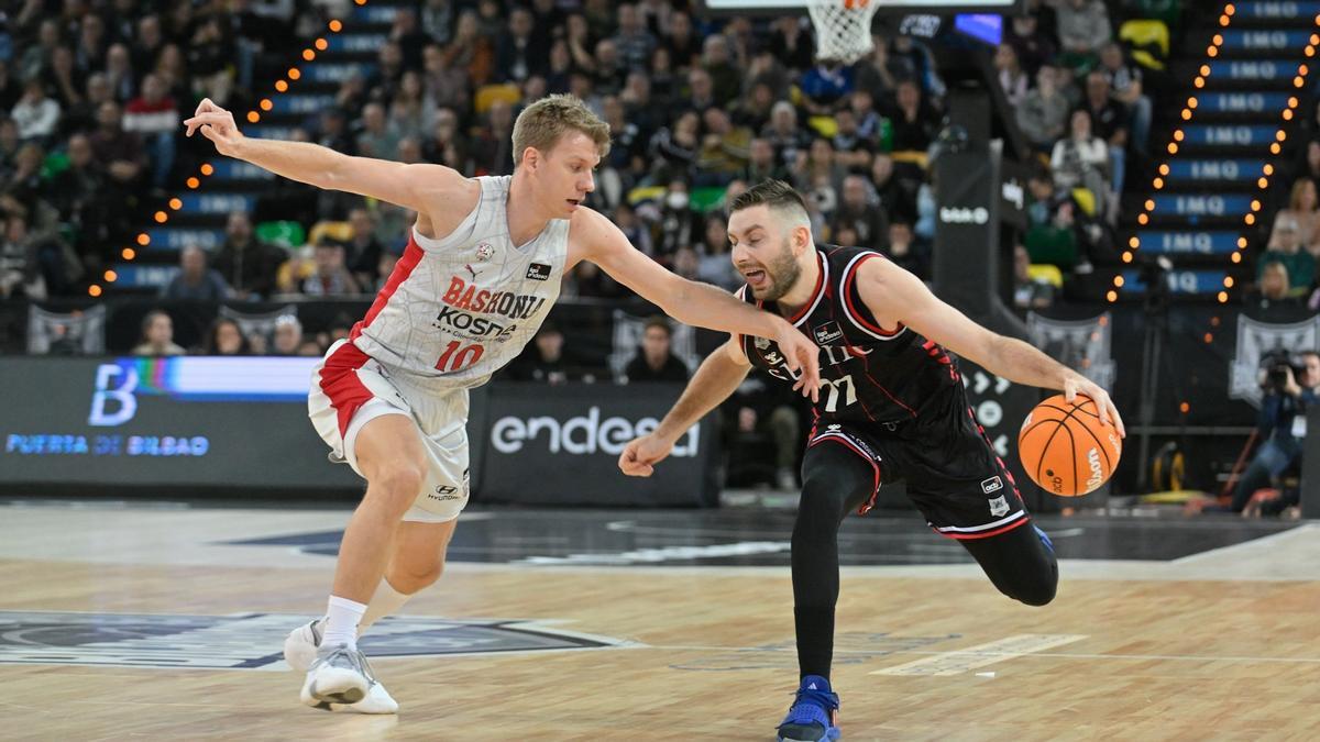 Kristian Kullamae sube la bola ante la presión defensiva de Ognjen Jaramaz.