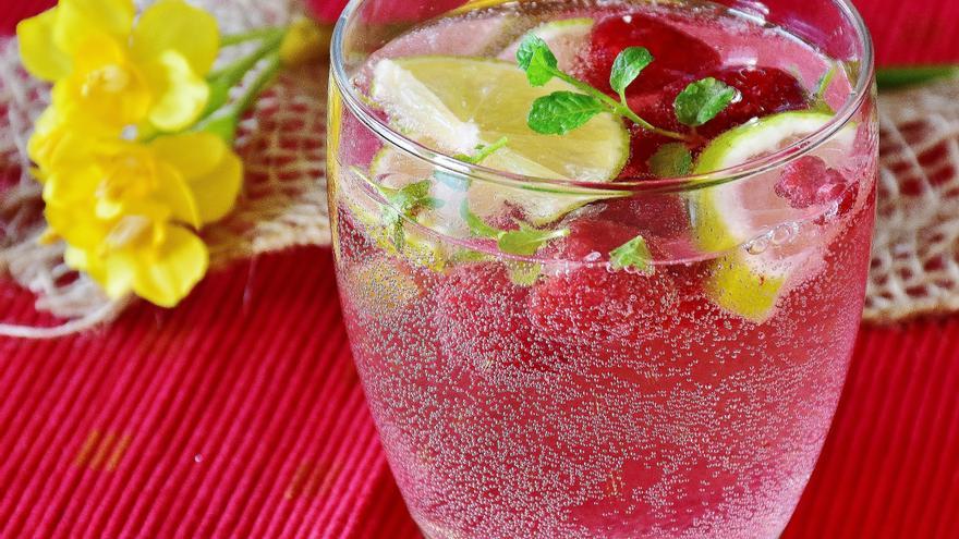 Consultorio de nutrición: ¿Beber agua con limón en ayunas sirve para quemar grasa o depurar?