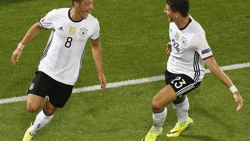 Özil deja la selección alemana entre críticas y polémica por foto con Erdogan