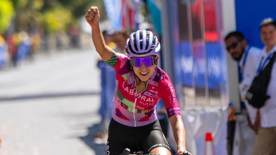 Paula Patiño se luce en El Salvador