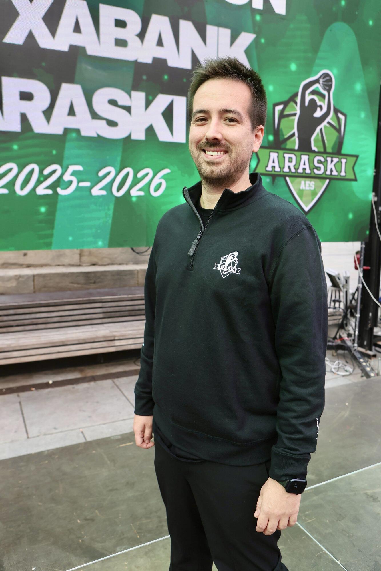 En imágenes: El Araski presenta su plantilla en la plaza de la Virgen Blanca