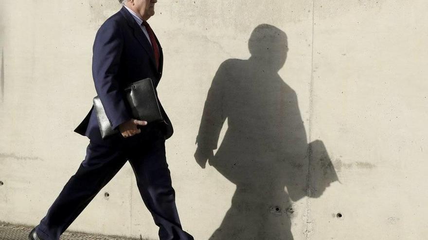 El extesorero Luis Bárcenas accede este lunes al edificio del tribunal para otra sesión del juicio de la trama Gürtel.