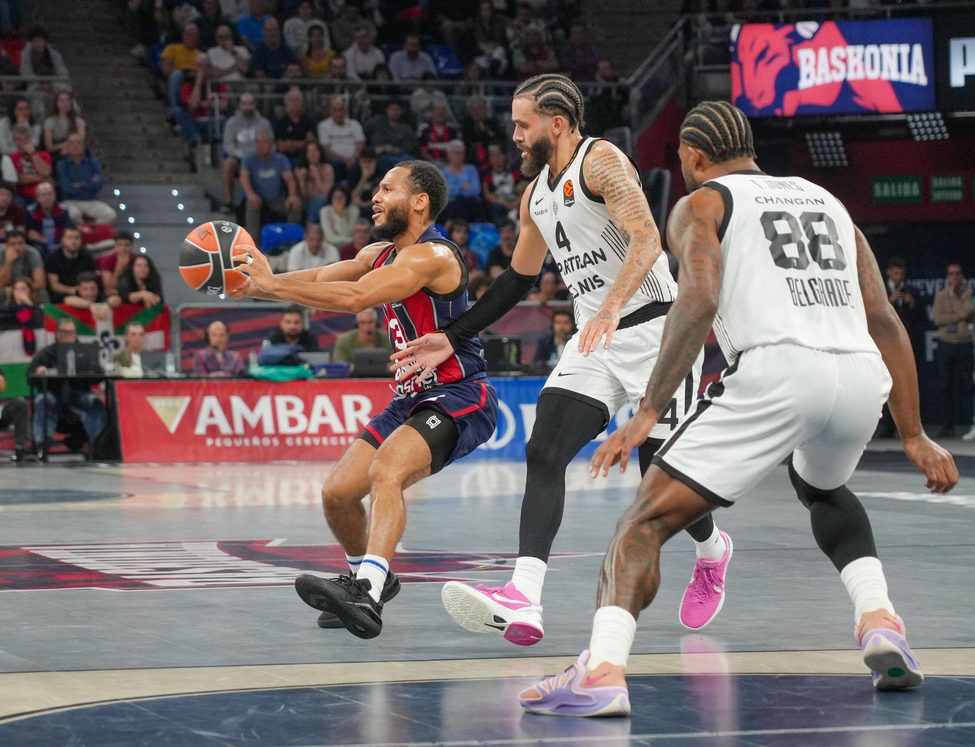 Todas las fotos del Baskonia-Partizan en el Buesa Arena