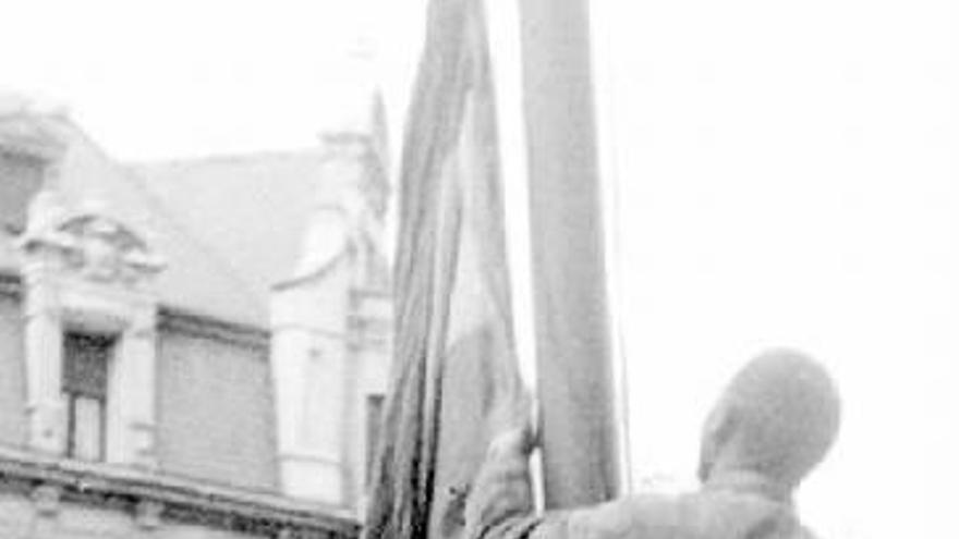 Izado de la bandera &#039;nacional&#039; en el balcón de la Diputación, primer paso de una catástrofe.