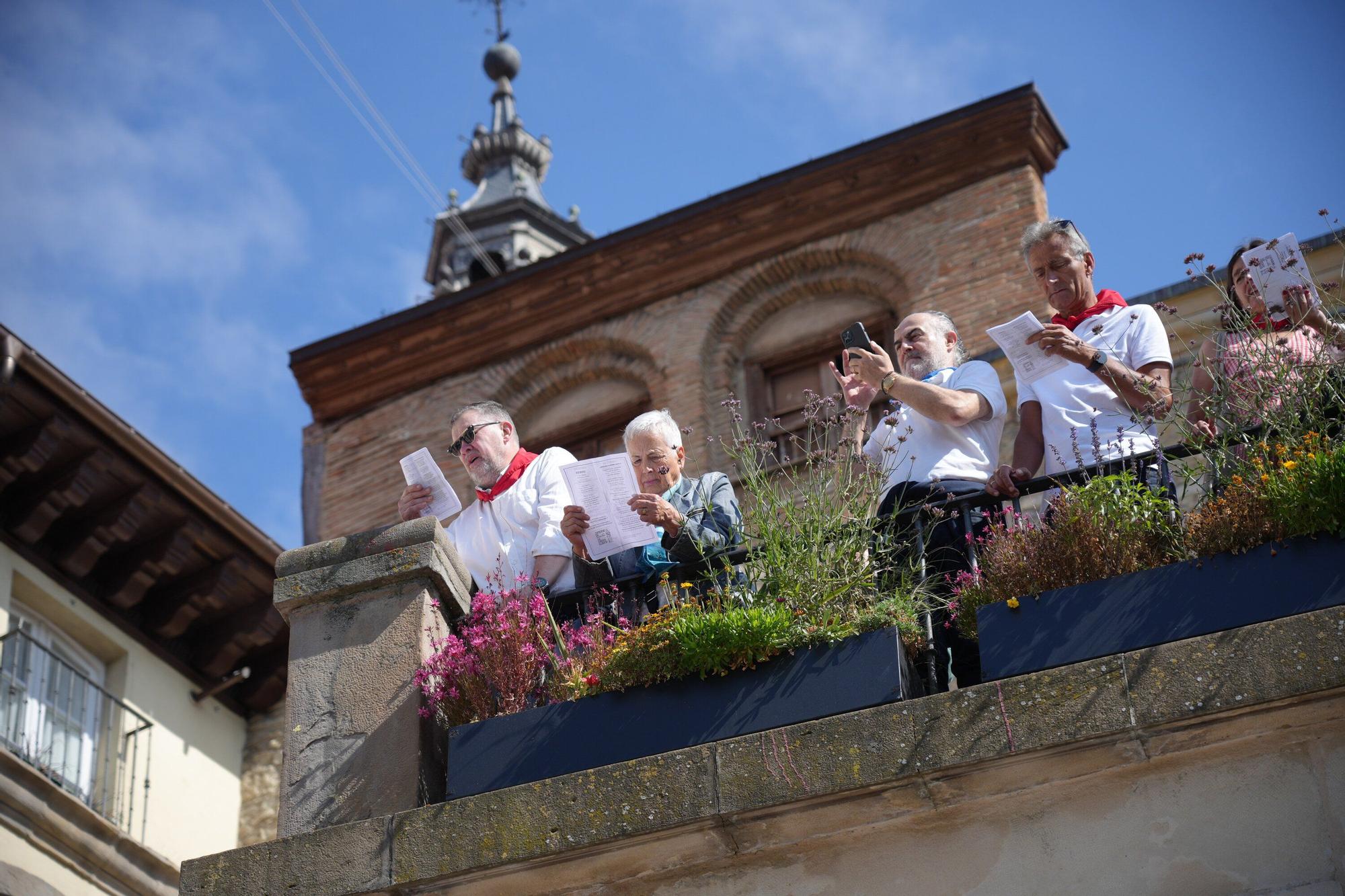 En imágenes: Los auroros despiertan a Vitoria con sus canciones