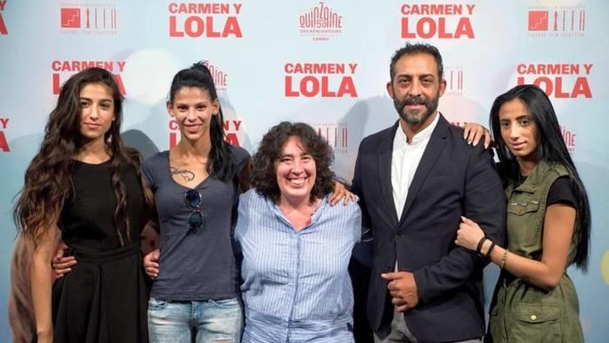 La directora bilbaina, junto a parte del reparto: Carolina Yuste, Rosy Rodríguez, Zaira Morales y Borja Moreno.