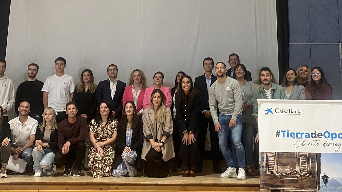 Personas distinguidas, con organizadores en el acto celebrado este martes en Añorbe.