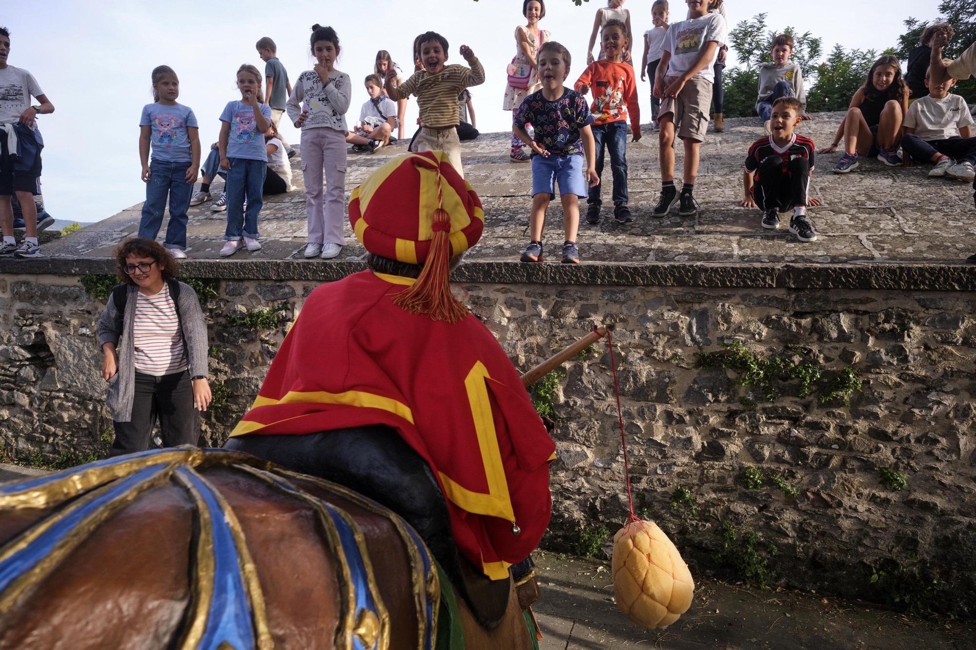 Comparsa de Gigantes y Cabezudos por San Fermín Txikito