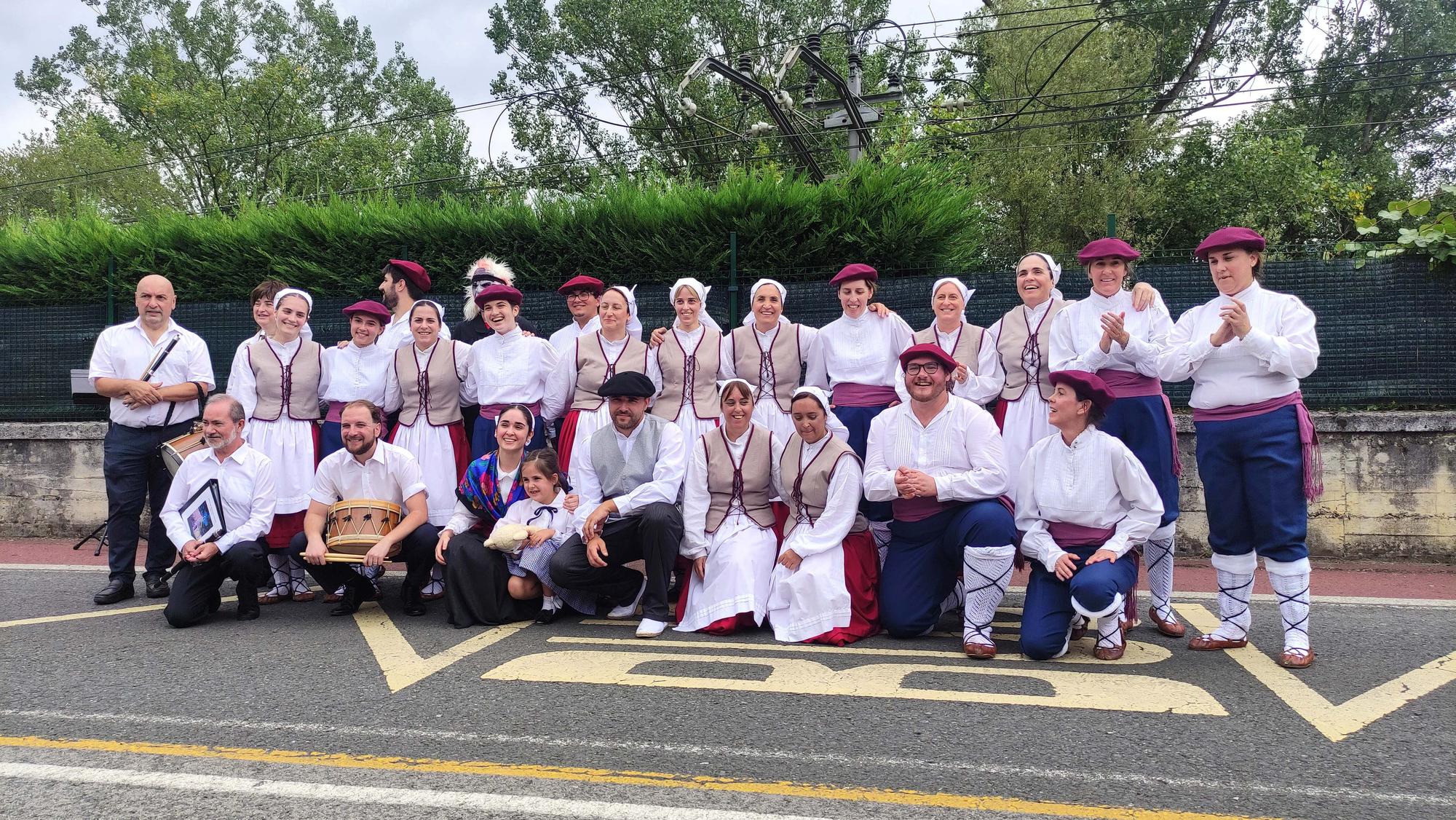 Integrantes de Ibai Lorak que bailaron ayer.
