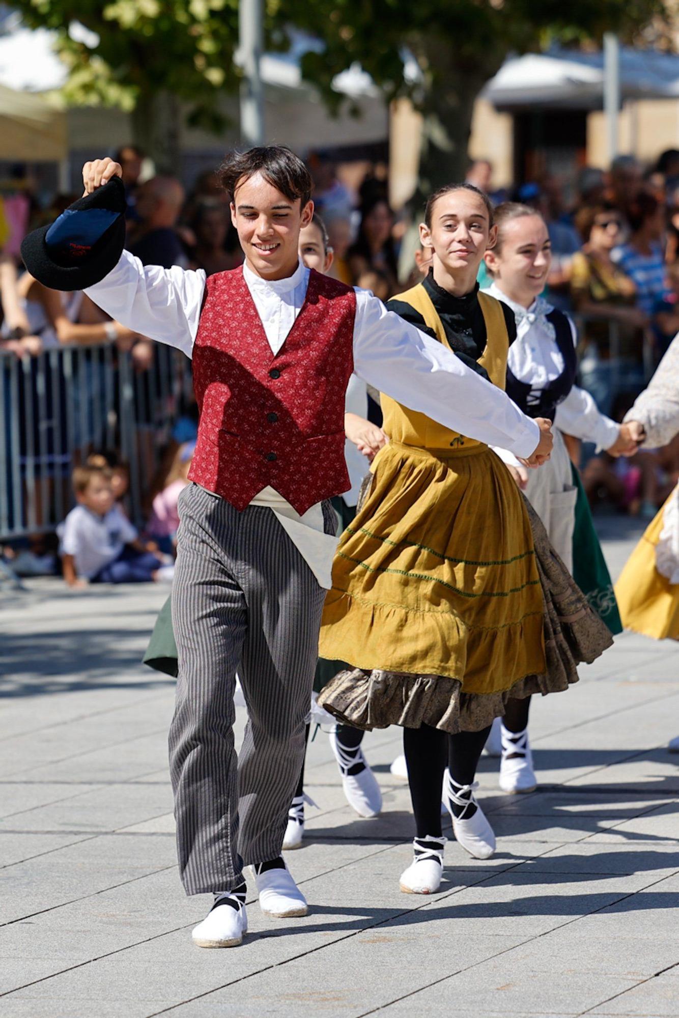 Gigantes, gaiteros y grupo de danzas Idoskia en Villava-Atarrabia
