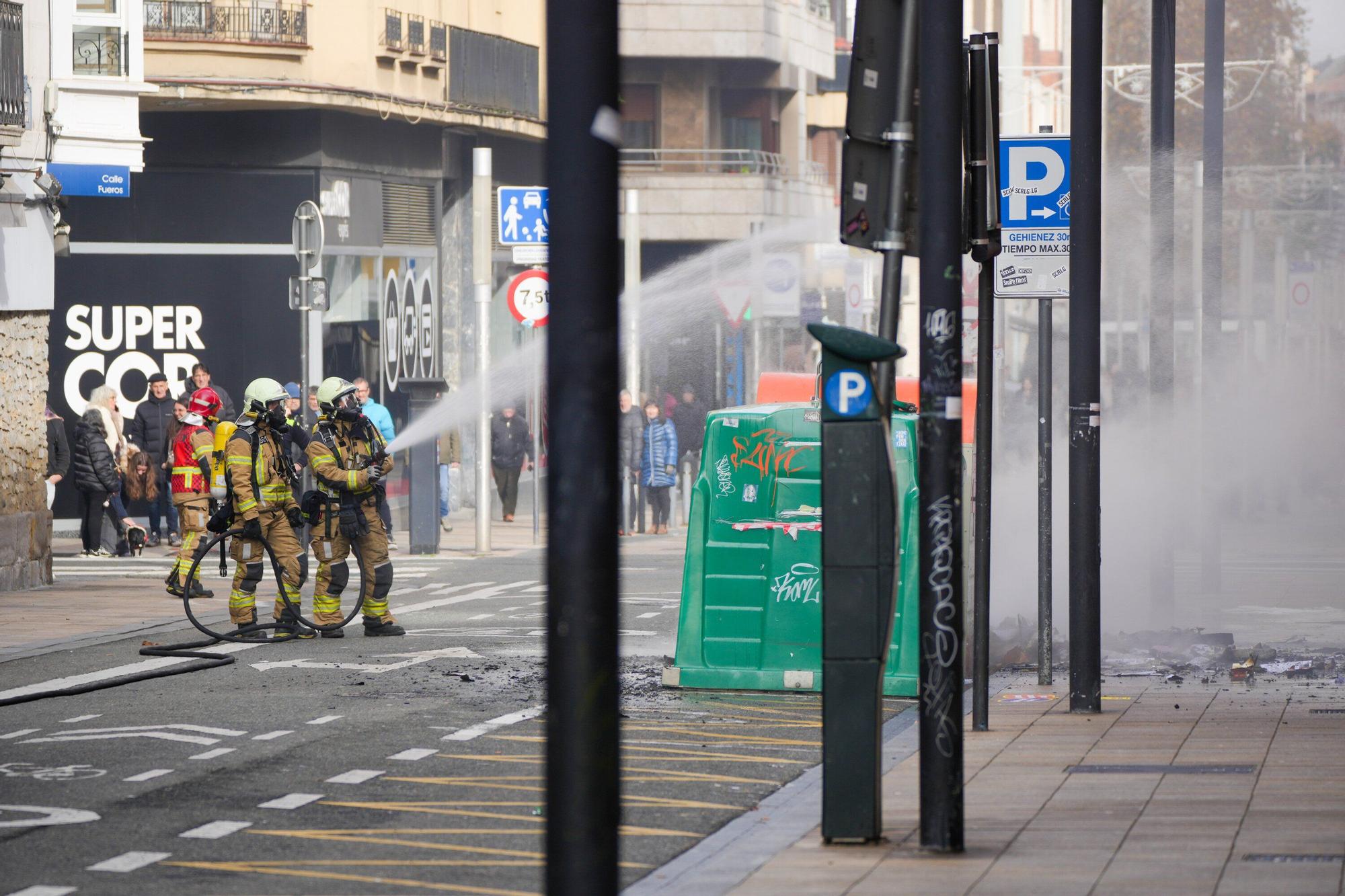 En imágenes: Arde un contenedor en Fueros a plena luz del día