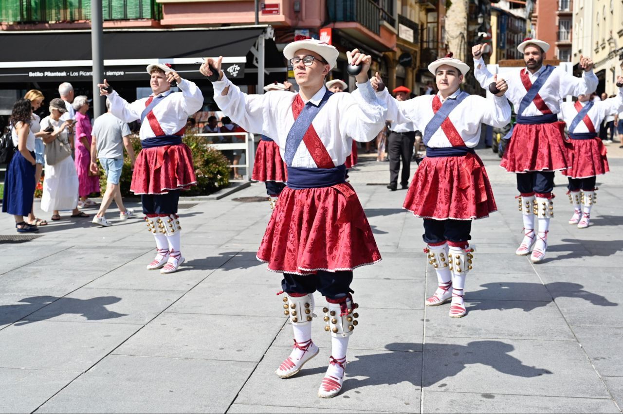 Gran ambiente en el desfile de la Euskal Jira de Irun