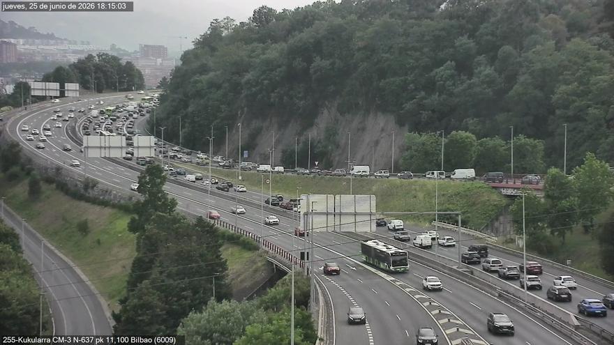 Retenciones kilométricas en Rontegi en dirección a Bilbao por un accidente de tráfico