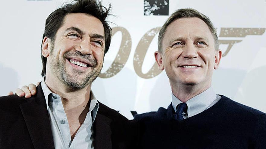 Los actores Javier Bardem (i) y Daniel Craig posan para los medios gráficos durante la presentación en Madrid de &quot;Skyfall&quot;, la última cinta de James Bond, que llega a las pantallas 50 años después del primer filme del agente 007.