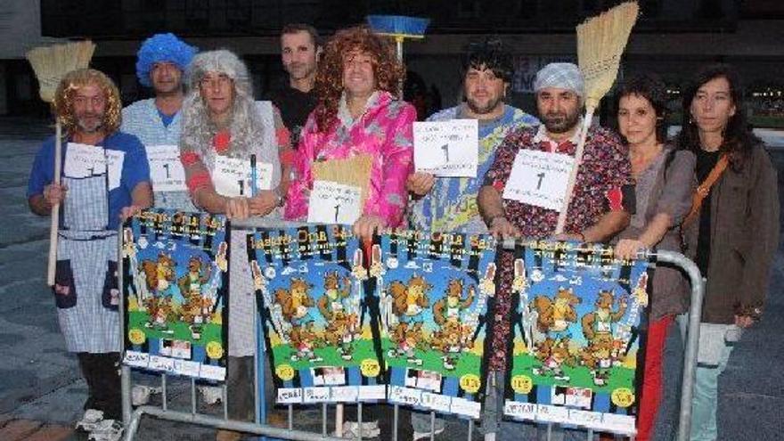 Los organizadores del evento, junto a las &#039;etxekoandres&#039; encargadas del coche escoba.