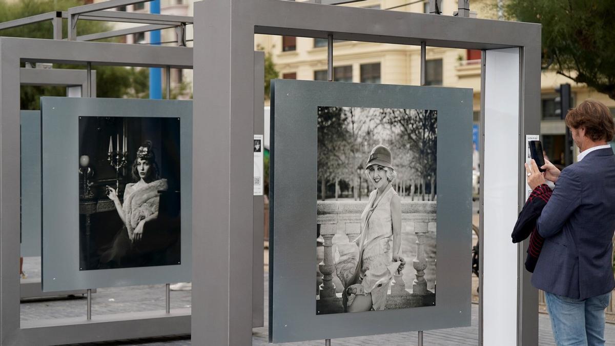 Un hombre escanea el código QR de un panel fotográfico.