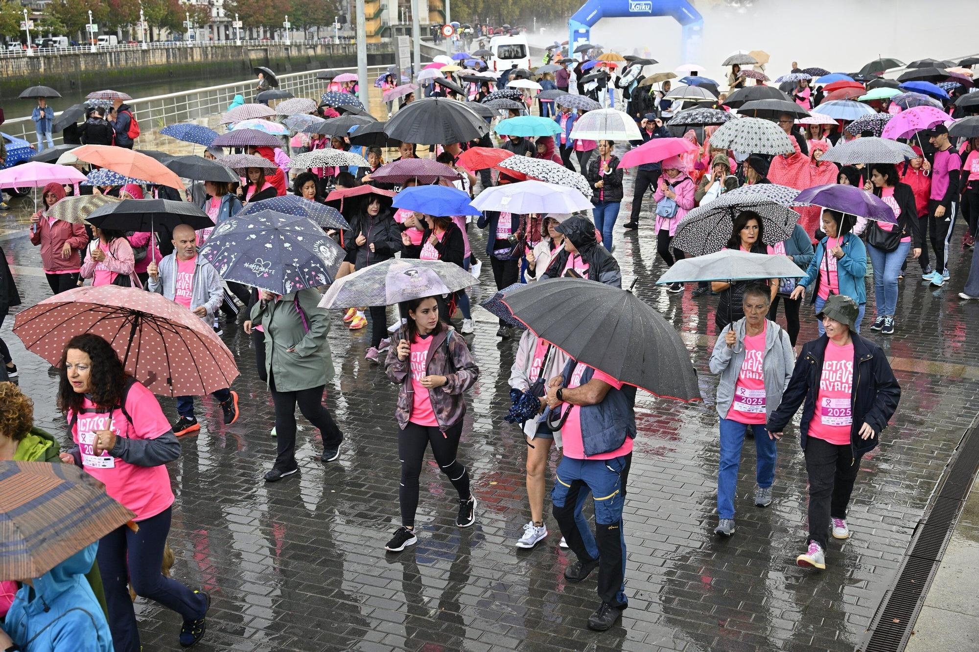 En imágenes: los paraguas tiñen la marea rosa de Bilbao