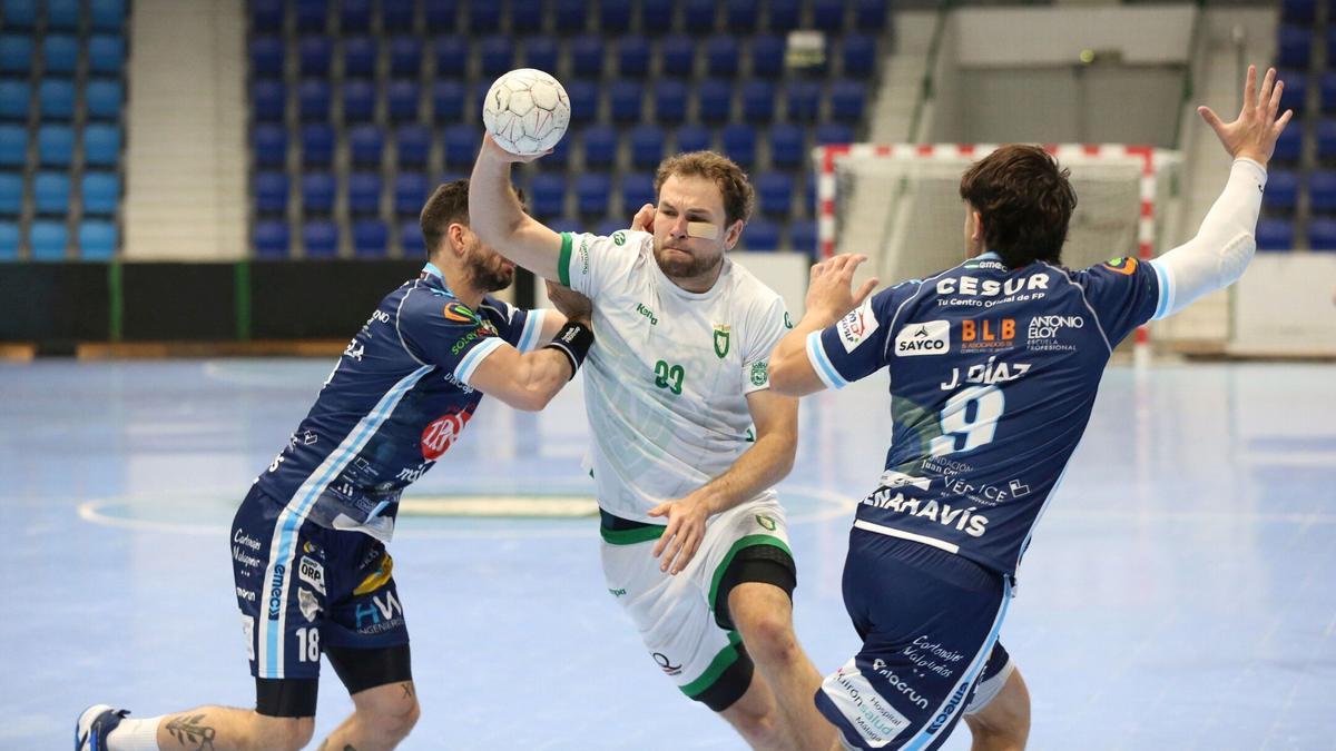 El capitán, Oleg Kisselev, intenta superar a dos defensores.