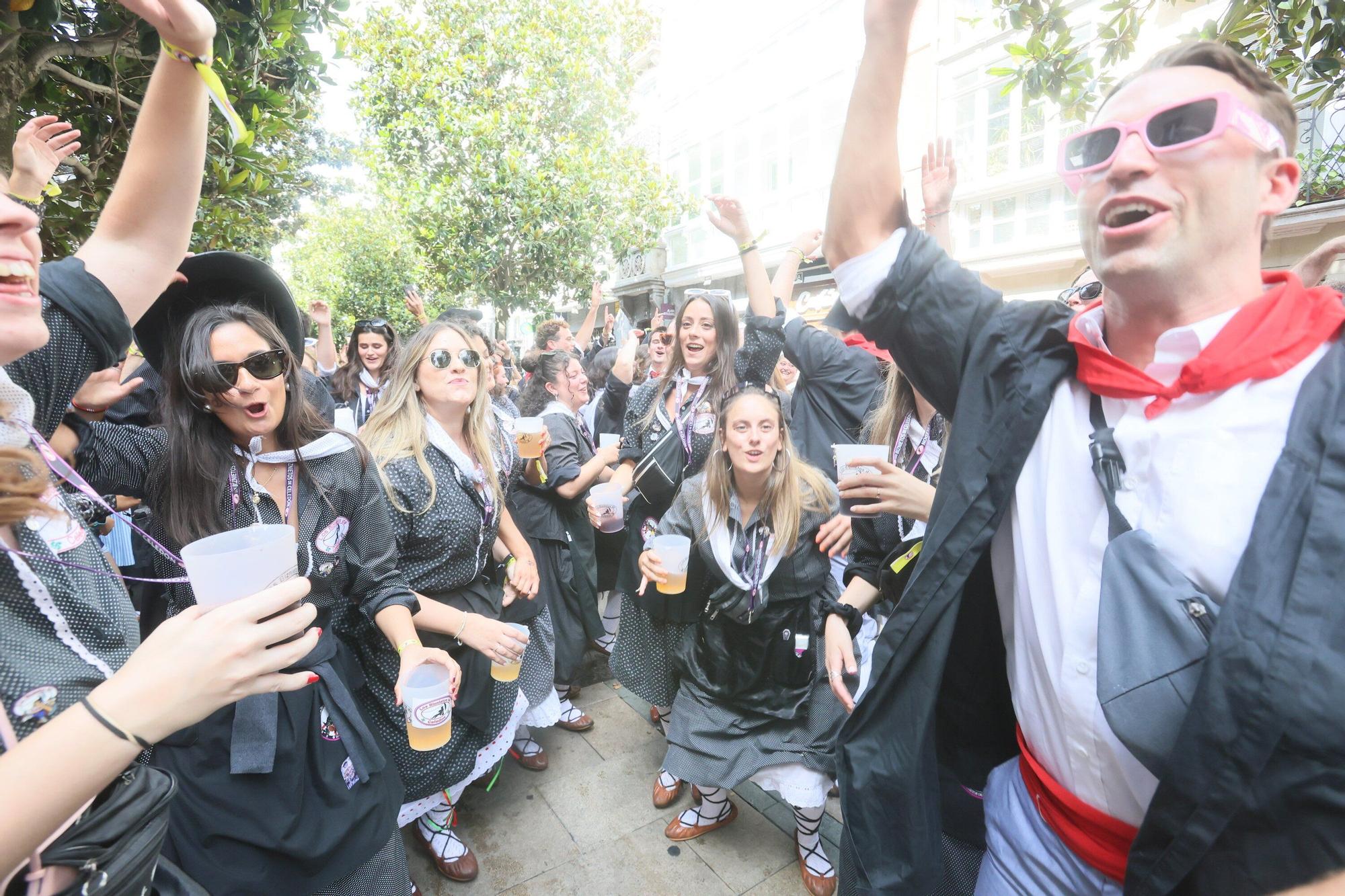 En imágenes: Blusas y neskas desfilan en una kalejira por Santiago